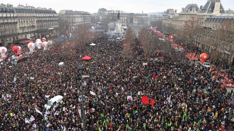 CRISIS SOCIAL EN FRANCIA: MÁS DE 800 MIL TRABAJADORES SALEN A LAS CALLES