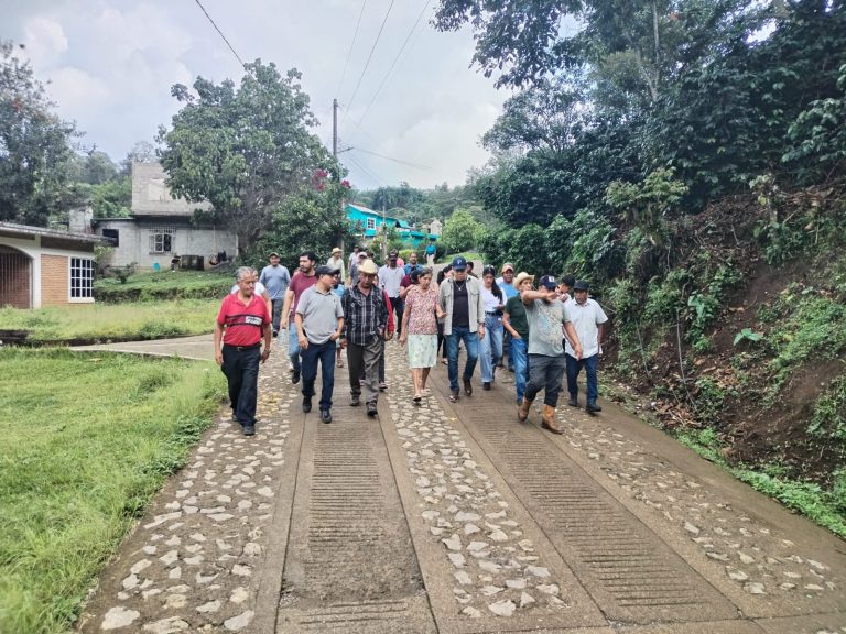 ALBERTO URCINO RECORRE IXPILA Y ESCUCHA NECESIDADES DE LA COMUNIDAD
