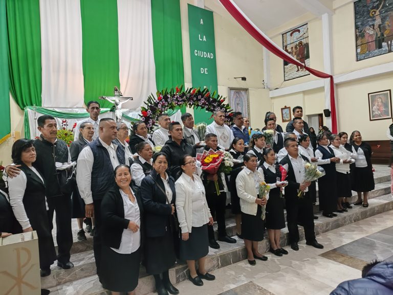 CONSAGRAN A 35 NUEVOS MINISTROS DE LA EUCARISTÍA EN LA PARROQUIA DE CRISTO REY