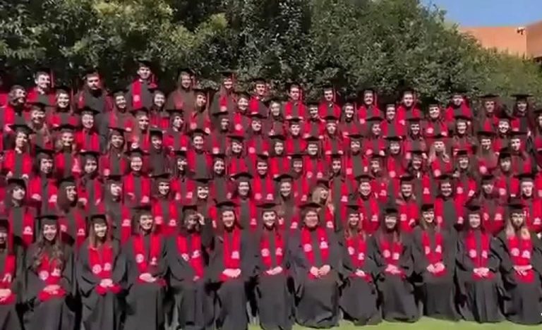 COLAPSA ESTRUCTURA DURANTE FOTOGRAFÍA DE GRADUACIÓN EN LA UNIVERSIDAD IBEROAMERICANA; 23 PERSONAS RESULTAN LESIONADAS