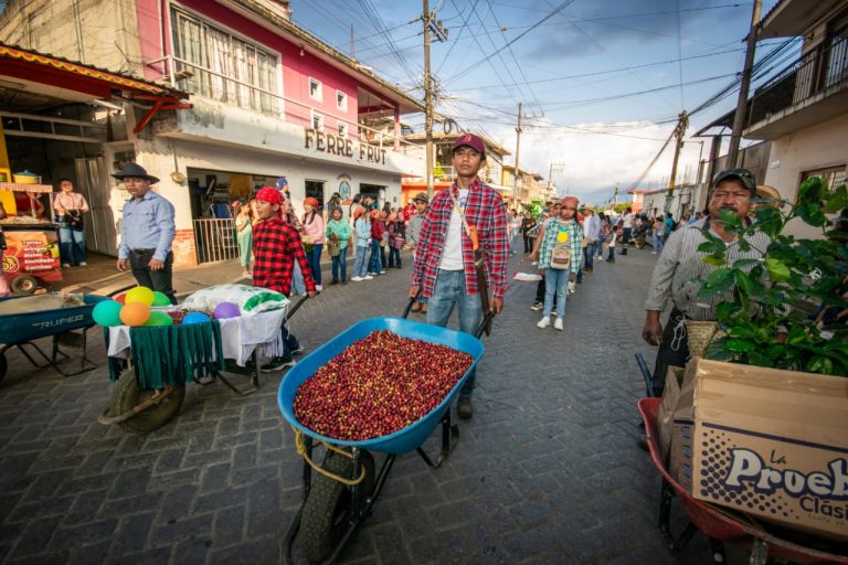 COLORIDO DESFILE INFANTIL RESALTA LA TRADICIÓN CAFETALERA EN IXHUATLÁN DEL CAFÉ