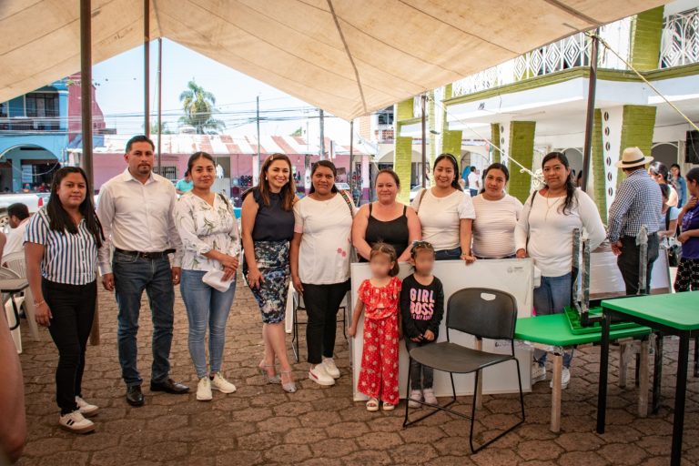 ENTREGAN MOBILIARIO A ESCUELAS EN IXHUATLÁN DEL CAFÉ