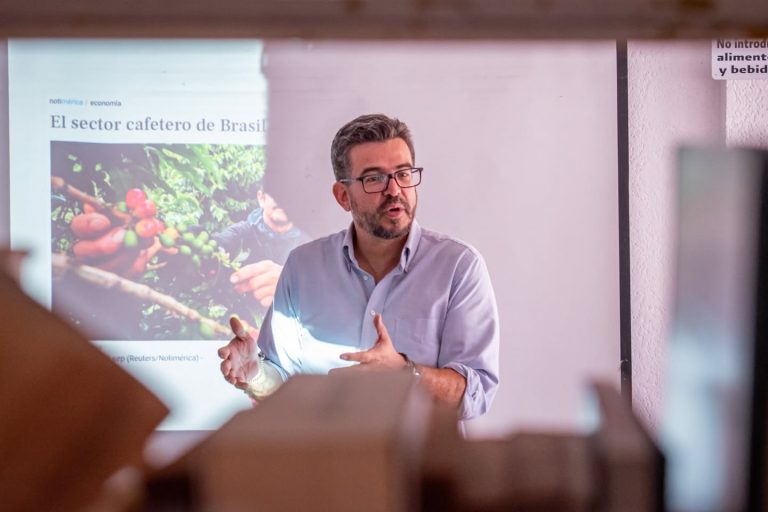REALIZAN TALLER PARA FORTALECER LA PRODUCCIÓN DE CAFÉ EN IXHUATLÁN